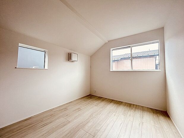 スマートなデザインと賢い収納が生活を快適にします。広々とした雰囲気を演出する工夫が施され、生活空間の魅力を引き出します。  