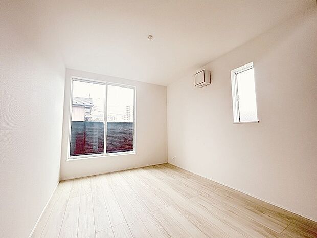 洋室はモダンなデザインと機能性を備え、快適な生活空間に。明るい窓から差し込む自然光が広々とした空間をさらに明るく開放的に感じさせます。  