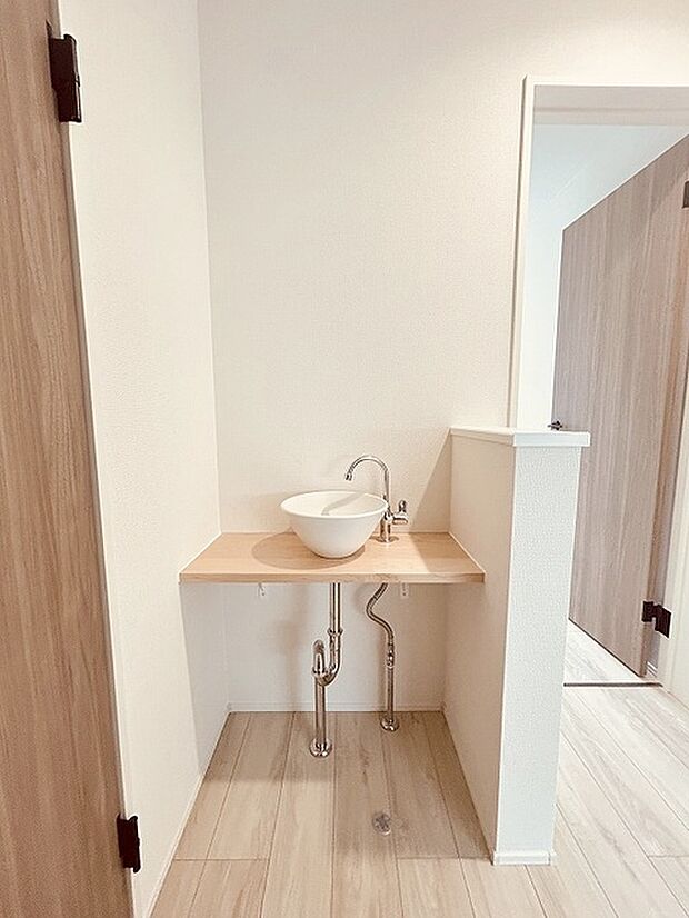 実際に室内をご見学頂くと生活のイメージが広がると思います。家具を置いたイメージや窓からの景色など。周辺で販売に出している物件も一緒にまとめてご見学頂き、比較する事もできます。