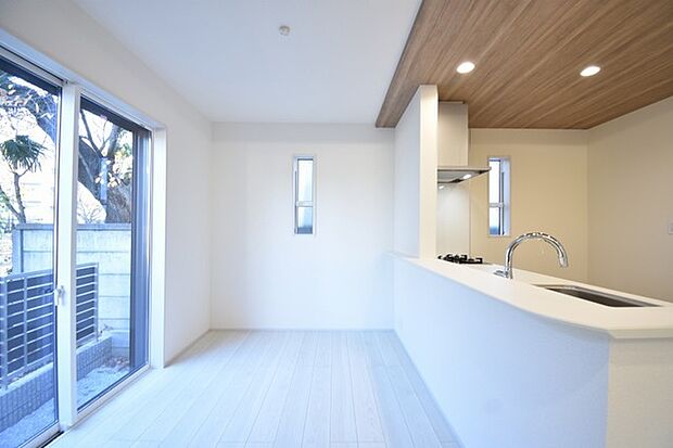 家族が食事するダイニングスペースをキッチンから見渡せる設計に。お料理をしながら家族とのコミュニケーションが増えそうな予感。 