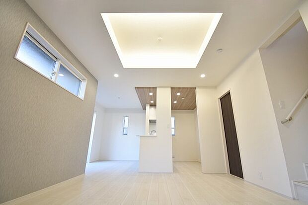 家族の集まるリビングは気持ちの良い自然光が差し込む団欒空間。室内のご見学予約も随時、受付中ですのでお気軽にお問合せください。 