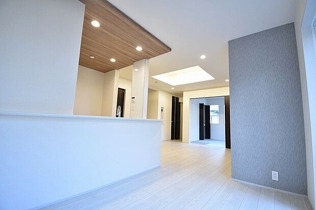 実際に室内をご見学頂くと生活のイメージが広がると思います。家具を置いたイメージや窓からの景色など。周辺で販売に出している物件も一緒にまとめてご見学頂き、比較する事もできます。