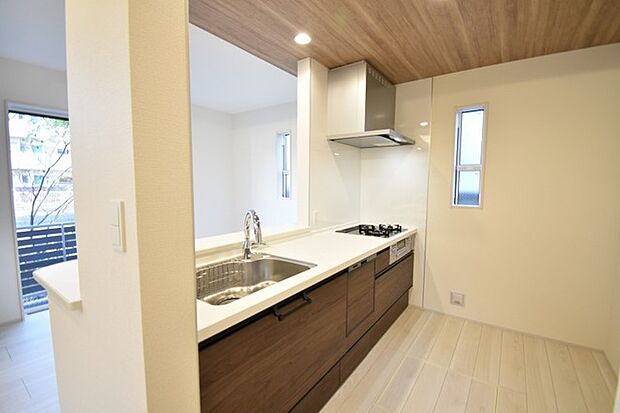 キッチンコンロスペースの近くには、空気の入れ替えが可能な開口部を設置！！ お料理をする際には、換気扇を回しながら匂いが籠らない様に開放してお料理もお楽しみ頂けます。 