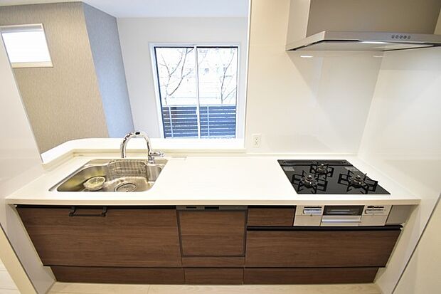 毎日の家事をサポートしてくれる食洗器も標準に装備。ちょっと嬉しい設備です 