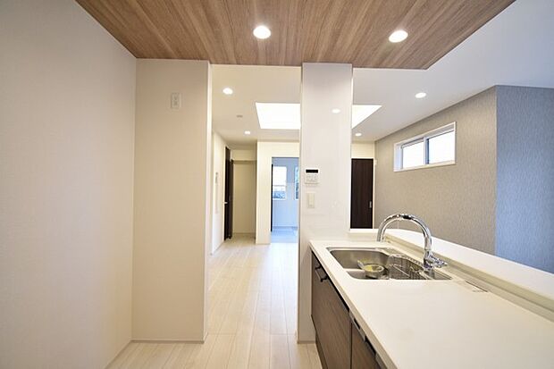 カウンターキッチンならではの開放的な見通し、全体が見渡せることでご家族の団欒スペースもより明るく笑顔が溢れる空間となります。