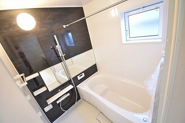 浴室乾燥機の他にも開口部のある浴室スペース。 お風呂上がりの湿気も、窓を開けておくことで改善可能。 お湯につかりながら、ちょっとした露天気分？ 