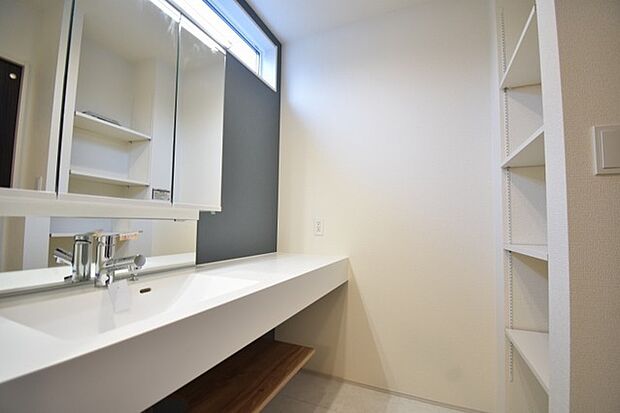 使いやすいタイプの洗面化粧台のあるランドリースペース 