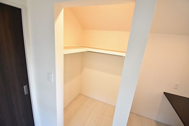 豊富な収納スペースもこの物件の特長の一つ。各所に収納が完備されており、生活をスッキリと整えることができます。 