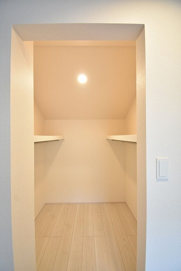 収納スペースがたっぷりと確保されたこの物件では、生活をより快適に送ることができます。