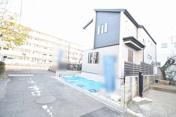 周辺の街並みの中で適度な主張、生活に溶け込むシンプルなデザインの外観が魅力の一戸建です。 