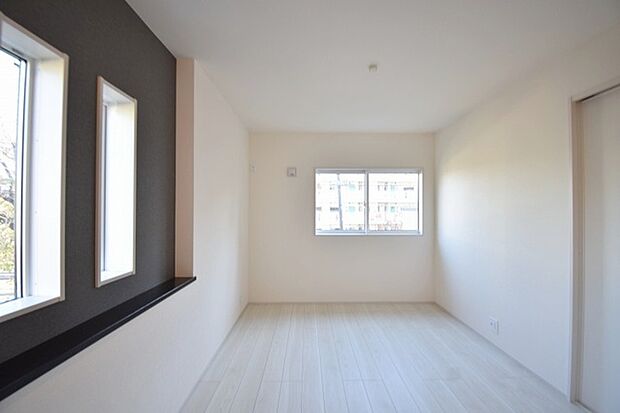 洋室はモダンなデザインと機能性を備え、快適な生活空間に。明るい窓から差し込む自然光が広々とした空間をさらに明るく開放的に感じさせます。  