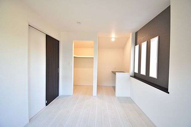 スタイリッシュなデザインと快適な居住性を兼ね備えた洋室。広々とした空間は、自分らしいインテリアを楽しむことができるほか、リラックスした時間を過ごすことができそうです。 