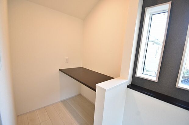 実際に室内をご見学頂くと生活のイメージが広がると思います。家具を置いたイメージや窓からの景色など。周辺で販売に出している物件も一緒にまとめてご見学頂き、比較する事もできます。