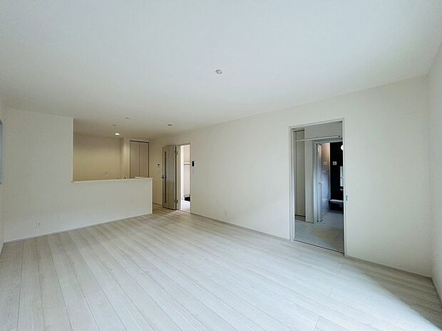 家族の集まるリビングは気持ちの良い自然光が差し込む団欒空間。室内のご見学予約も随時、受付中ですのでお気軽にお問合せください。