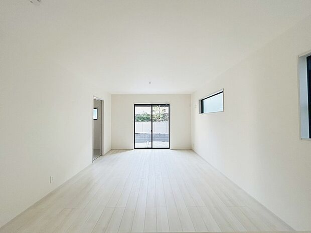 家族みんなが集まるリビング。広さを重視した家族全員が集まれるリビングは、住む上で大事な空間になります。 