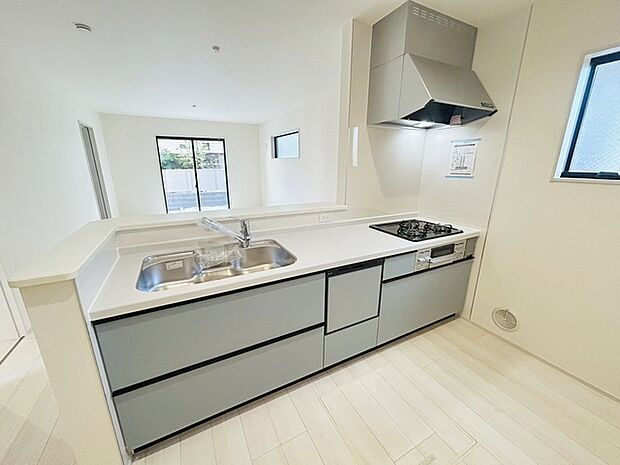 カウンターキッチンならではの開放的な見通し、全体が見渡せることでご家族の団欒スペースもより明るく笑顔が溢れる空間となります。