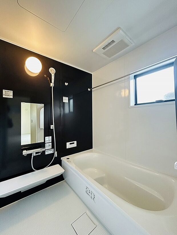 浴室乾燥機の他にも開口部のある浴室スペース。 お風呂上がりの湿気も、窓を開けておくことで改善可能。 お湯につかりながら、ちょっとした露天気分?
