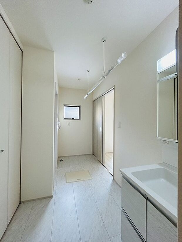 使いやすいタイプの洗面化粧台のあるランドリースペース