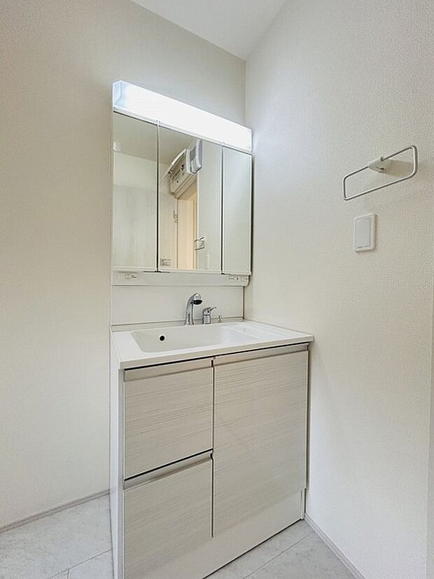 三面鏡に洗面台。 コンセントに照明機能、多機能性を備えた設備です。  