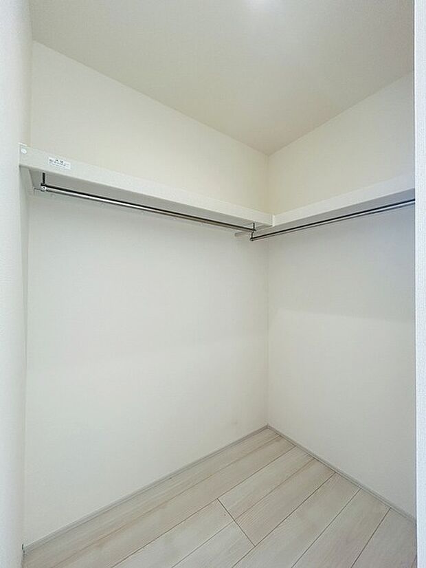収納スペースがたっぷりと確保されたこの物件では、生活をより快適に送ることができます。
