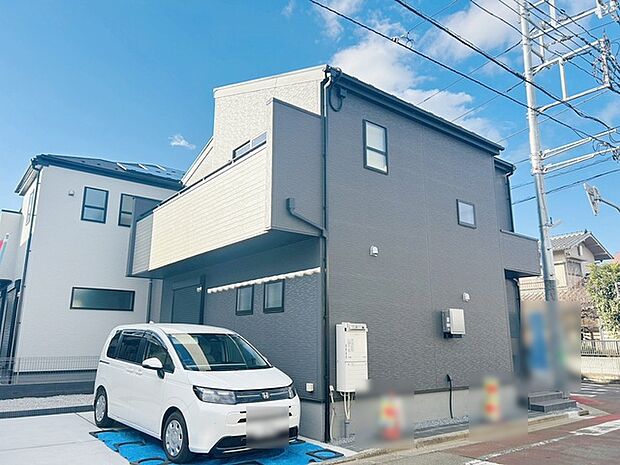 周辺の街並みの中で適度な主張、生活に溶け込むシンプルなデザインの外観が魅力の一戸建です。