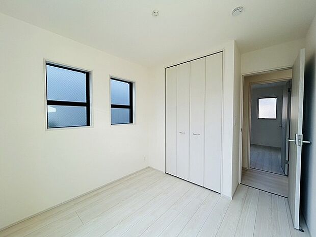 洋室はモダンなデザインと機能性を備え、快適な生活空間に。明るい窓から差し込む自然光が広々とした空間をさらに明るく開放的に感じさせます。  