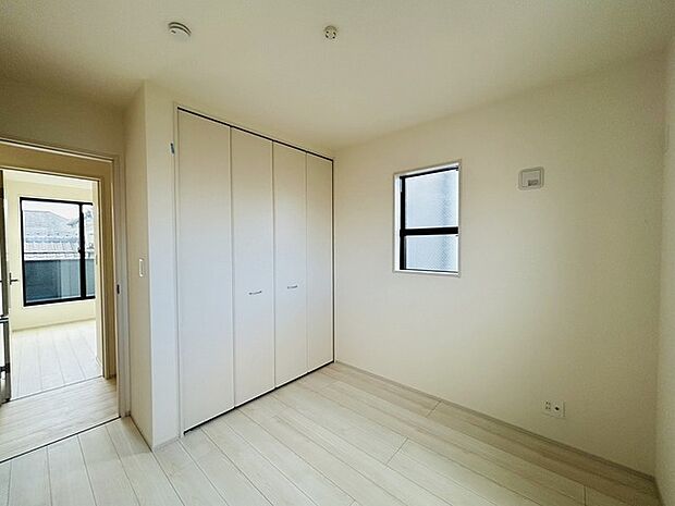 スタイリッシュなデザインと快適な居住性を兼ね備えた洋室。広々とした空間は、自分らしいインテリアを楽しむことができるほか、リラックスした時間を過ごすことができそうです。 