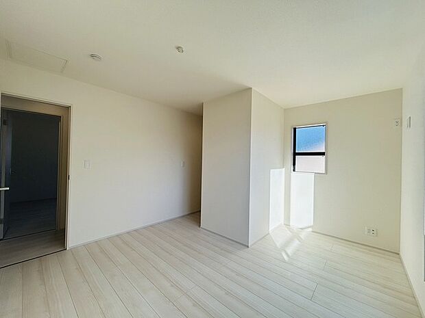 実際に室内をご見学頂くと生活のイメージが広がると思います。家具を置いたイメージや窓からの景色など。周辺で販売に出している物件も一緒にまとめてご見学頂き、比較する事もできます。