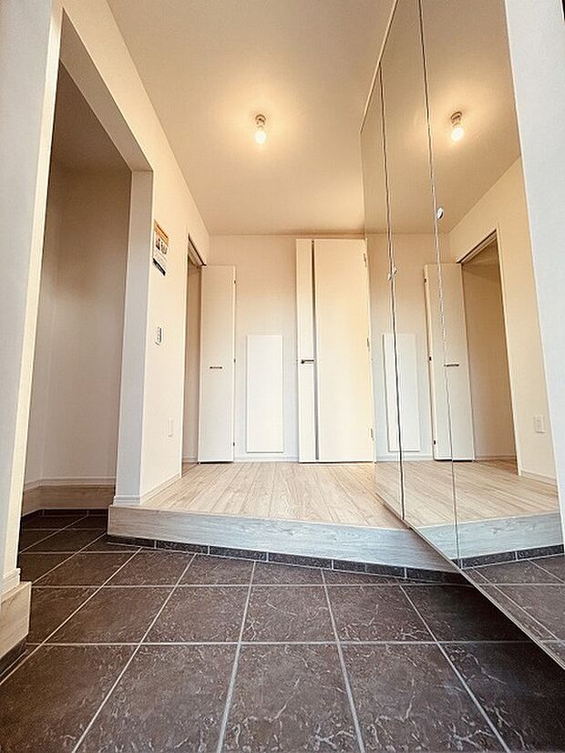 玄関は家の第一印象を左右する重要な場所。ほどよい広さとスタイリッシュな色遣いが印象的です。