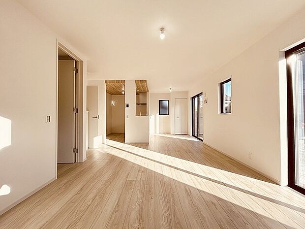 家族が食事するダイニングスペースをキッチンから見渡せる設計に。お料理をしながら家族とのコミュニケーションが増えそうな予感。