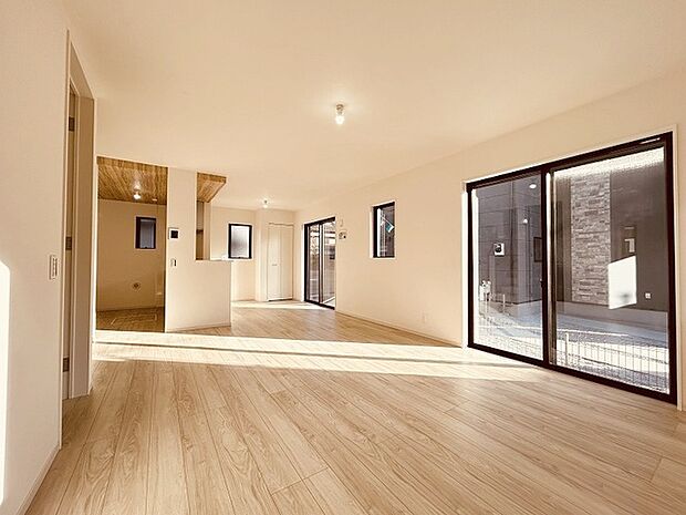 ゆとりのあるサイズのリビングダイニング。 お食事スペースと、お寛ぎ空間を分けてご利用可能。 少し大きめのソファーを置いて、 一家団欒なお時間をご共有ください。 