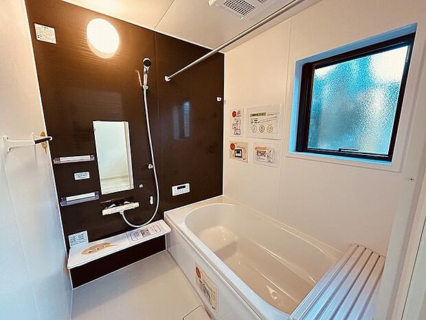 一日の疲れを癒してくれるゆったりとしたバスルームです。 