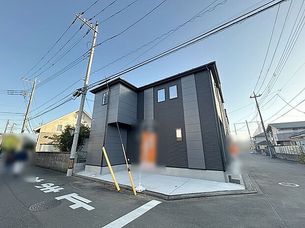 周辺の街並みの中で適度な主張、生活に溶け込むシンプルなデザインの外観が魅力の一戸建です。