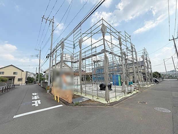 安心して暮らすことのできる住宅街。　住宅地の道路は一般に交通量が少なく車などの騒音が少ないため、住民にとって静かな生活環境が提供されます。 