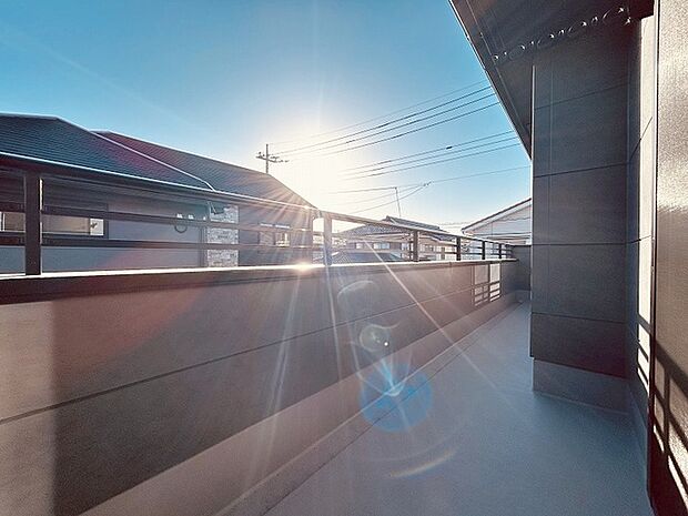 季節の変化や天気の良い日には、バルコニーでの時間が心地よく、気分をリフレッシュさせることができます。 