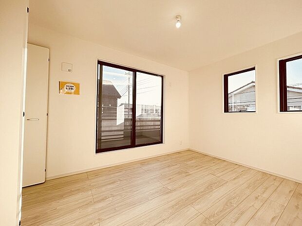 洋室はモダンなデザインと機能性を備え、快適な生活空間に。明るい窓から差し込む自然光が広々とした空間をさらに明るく開放的に感じさせます。  