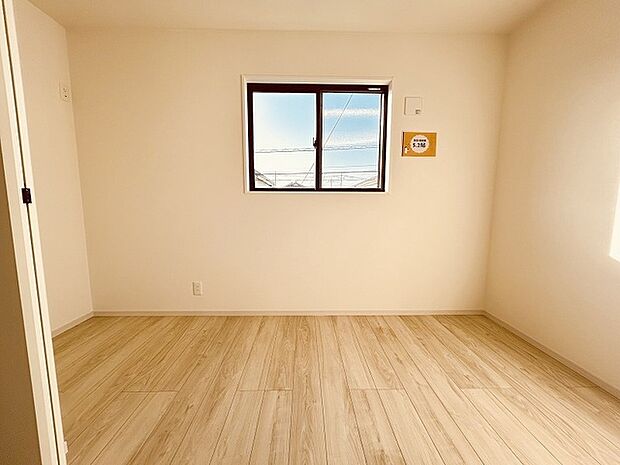 スタイリッシュなデザインと快適な居住性を兼ね備えた洋室。広々とした空間は、自分らしいインテリアを楽しむことができるほか、リラックスした時間を過ごすことができそうです。 