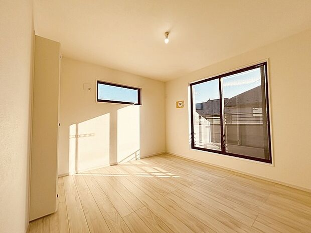 実際に室内をご見学頂くと生活のイメージが広がると思います。家具を置いたイメージや窓からの景色など。周辺で販売に出している物件も一緒にまとめてご見学頂き、比較する事もできます。