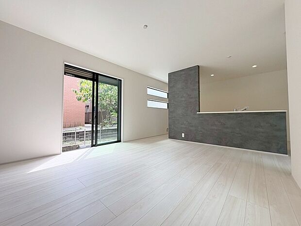 家族が食事するダイニングスペースをキッチンから見渡せる設計に。お料理をしながら家族とのコミュニケーションが増えそうな予感。 