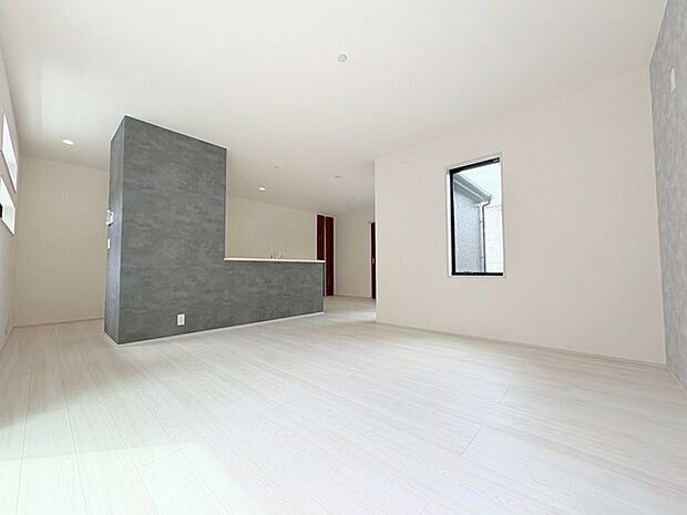 実際に室内をご見学頂くと生活のイメージが広がると思います。家具を置いたイメージや窓からの景色など。周辺で販売に出している物件も一緒にまとめてご見学頂き、比較する事もできます。