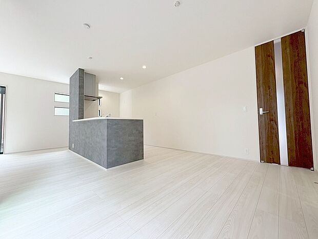 家族の集まるリビングは気持ちの良い自然光が差し込む団欒空間。室内のご見学予約も随時、受付中ですのでお気軽にお問合せください。 