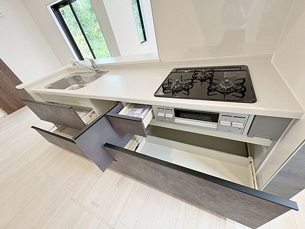 お料理をしながらリビングの家族やゲストとの会話が楽しめるカウンタータイプのキッチン。毎日のお料理を楽しく快適に。 