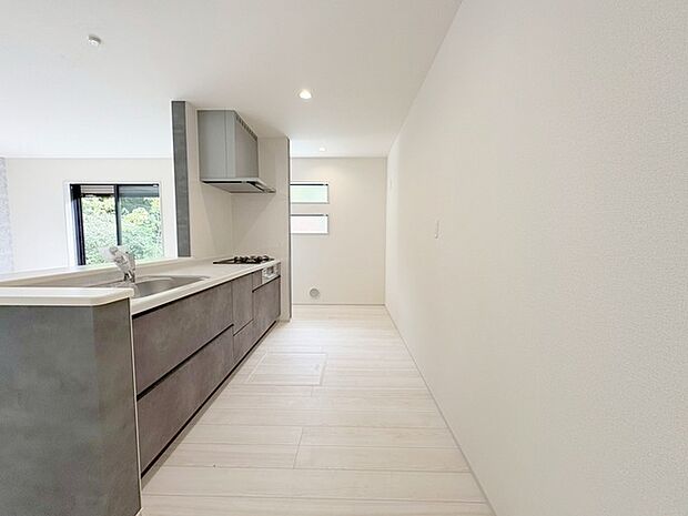 キッチンコンロスペースの近くには、空気の入れ替えが可能な開口部を設置！！ お料理をする際には、換気扇を回しながら匂いが籠らない様に開放してお料理もお楽しみ頂けます。 