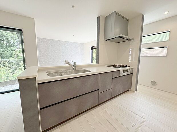 お料理をしながらリビングの家族やゲストとの会話が楽しめるカウンタータイプのキッチン。毎日のお料理を楽しく快適に。 