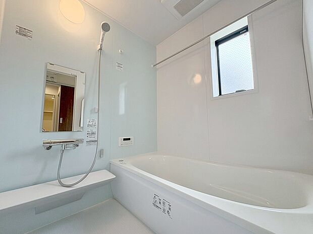 一日の疲れを癒してくれるゆったりとしたバスルームです。 