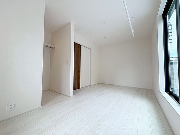 スマートなデザインと賢い収納が生活を快適にします。広々とした雰囲気を演出する工夫が施され、生活空間の魅力を引き出します。  