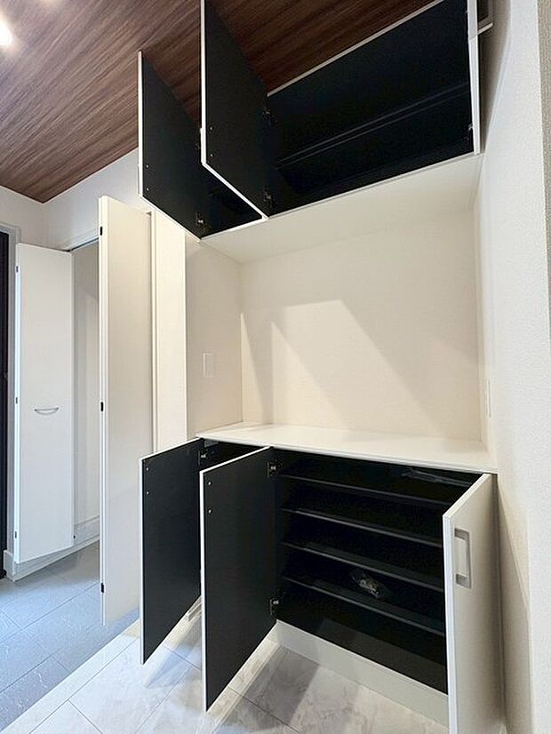 コンパクトながらも、使い勝手の良い玄関スペース。明るいデザインと、収納スペースを効果的に配置することで、使い勝手を最大限に引き出しています。 