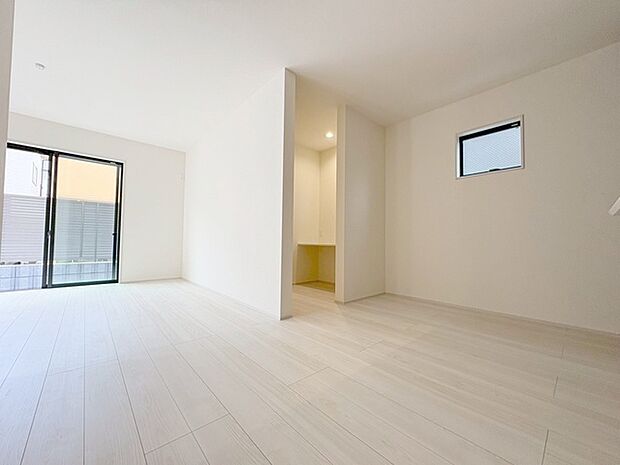 家族の集まるリビングは気持ちの良い自然光が差し込む団欒空間。室内のご見学予約も随時、受付中ですのでお気軽にお問合せください。 