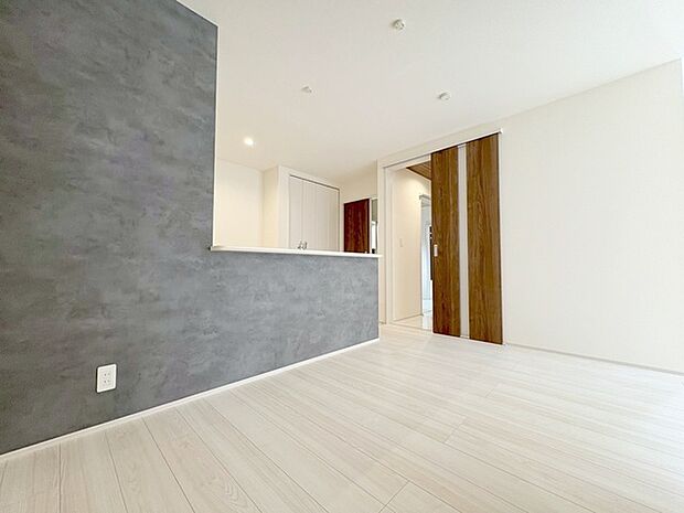 家族が食事するダイニングスペースをキッチンから見渡せる設計に。お料理をしながら家族とのコミュニケーションが増えそうな予感。 