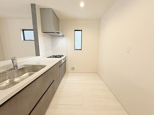 キッチンコンロスペースの近くには、空気の入れ替えが可能な開口部を設置！！ お料理をする際には、換気扇を回しながら匂いが籠らない様に開放してお料理もお楽しみ頂けます。 